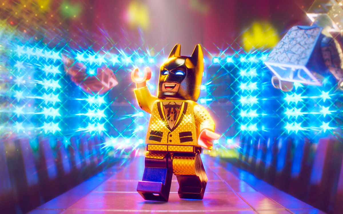 The Lego Batman Movie - Batman sventola in abito dorato