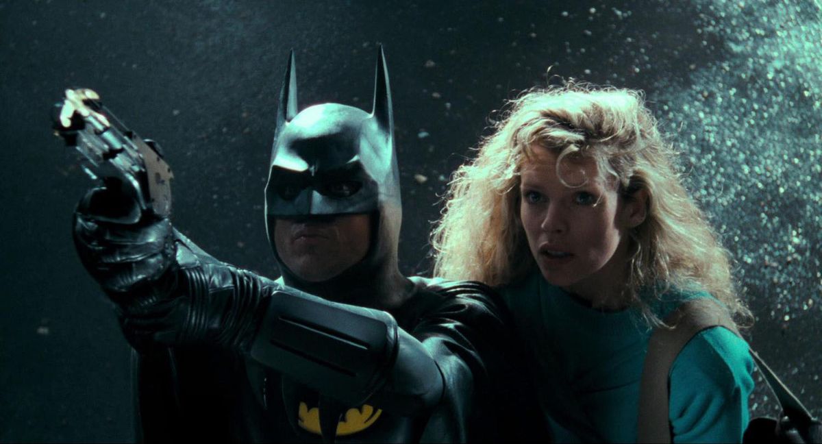 Michael Keaton e Kim Basinger nei panni di Batman e Vicki Vale in Batman.