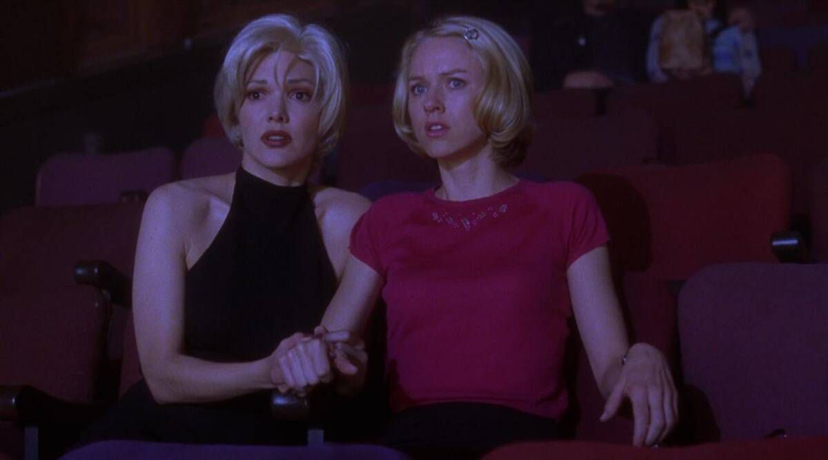 Rita (Laura Harring) e Betty (Naomi Watts) sembrano disturbate in un teatro a Mulholland Drive.