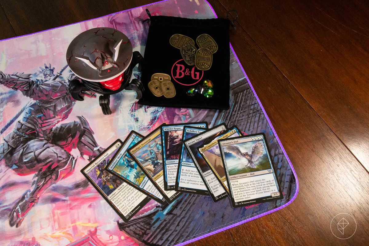 Un tappetino luminoso, alcune monete, carte e un segnalino vita.