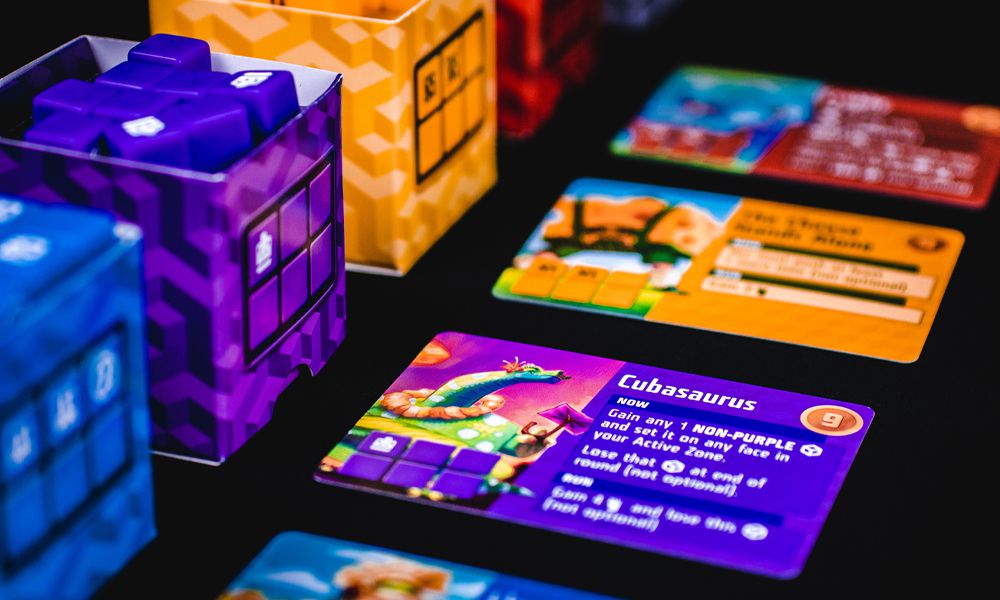 Un primo piano di Cubitos in azione, con piccole torri piene di dadi da tirare.