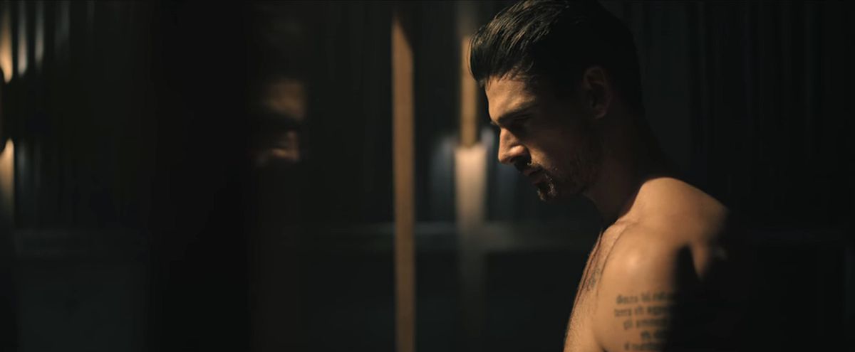 Massimo (Michele Morrone), dall'aspetto tipicamente cupo e cupo in 365 Days: This Day