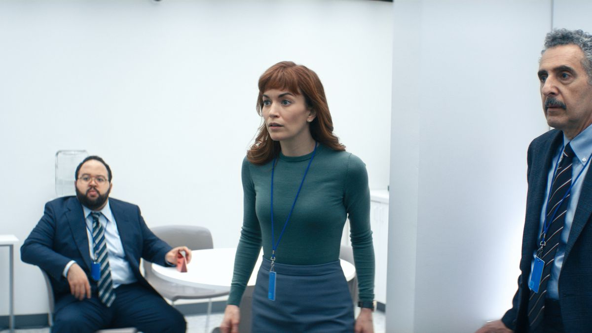 Tre membri della banda Severance innie in ufficio sembrano sorpresi da qualcosa fuori campo