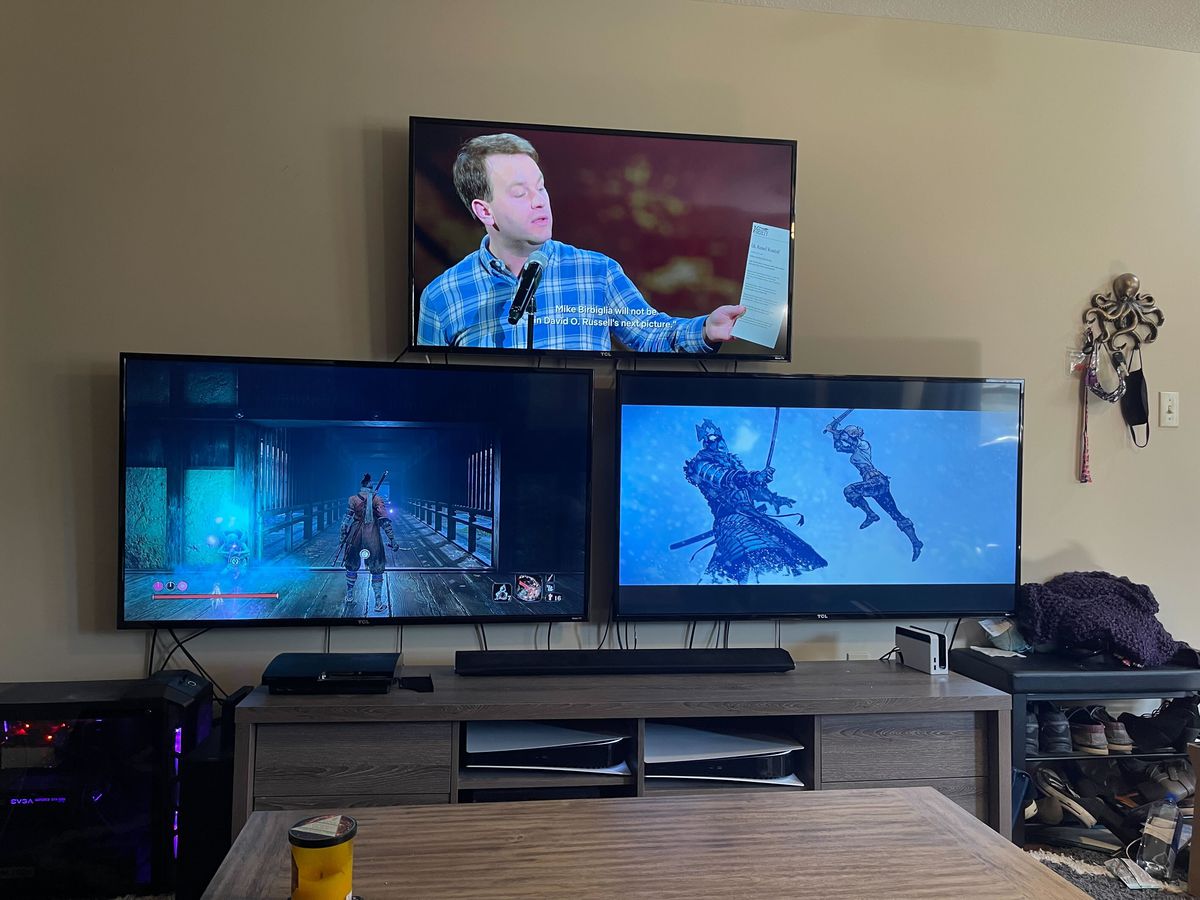 I programmi TV a sinistra Sekiro: Shadows Die Twice, i programmi TV a destra The Witcher 3, i programmi TV in alto Thank God for Jokes di Mike Birbiglia