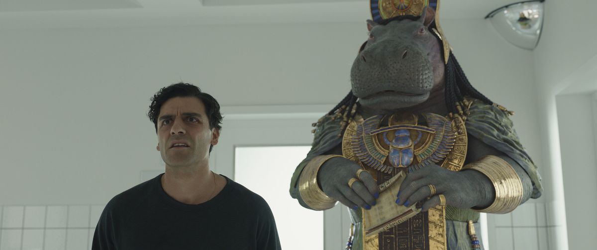 Steven Grant sembra angosciato di fronte a Taweret, in Moon Knight dei Marvel Studios