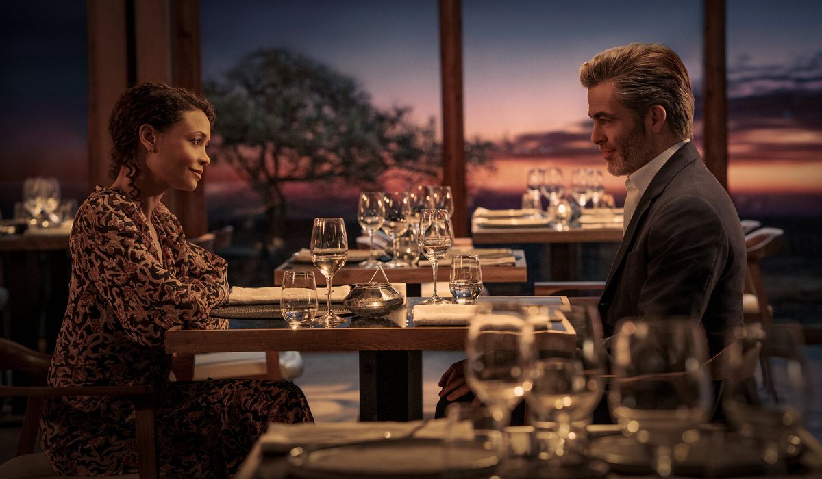 Thandiwe Newton e Chris Pine seduti uno di fronte all'altro a tavola in All the Old Knives.