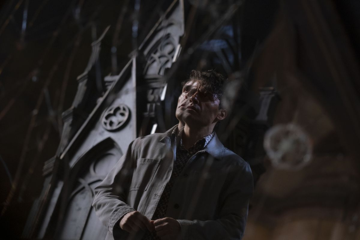 Il riflesso in frantumi di Marc Spector/Steven Grant si trova di fronte a una cattedrale spettrale nella serie Disney Plus Moon Knight
