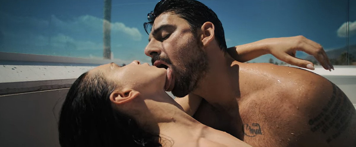 Massimo (Michele Morrone) regala a Laura (Anna-Maria Sieklucka) una gigantesca leccata di mento erotica nella vasca idromassaggio in 365 Days: This Day