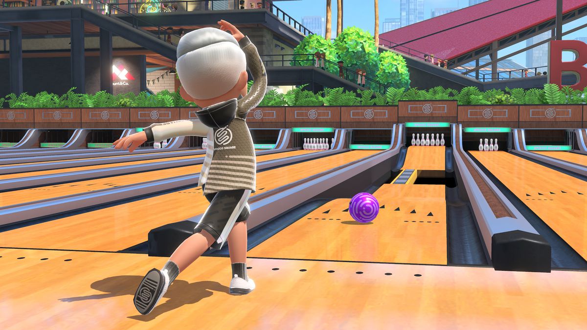 Una bombetta fa rotolare una palla viola in un vicolo pieno di ostacoli in Nintendo Switch Sports
