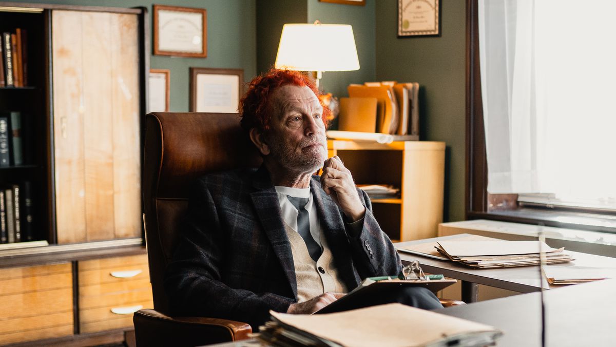 John Malkovich nel ruolo del dottor Karn in Chariot (2022).