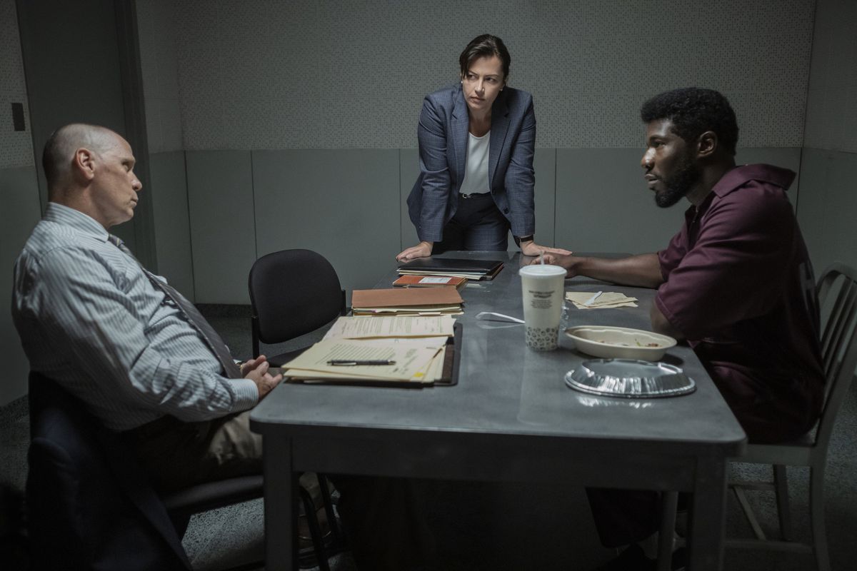 I poliziotti parlano con un criminale in una stanza degli interrogatori