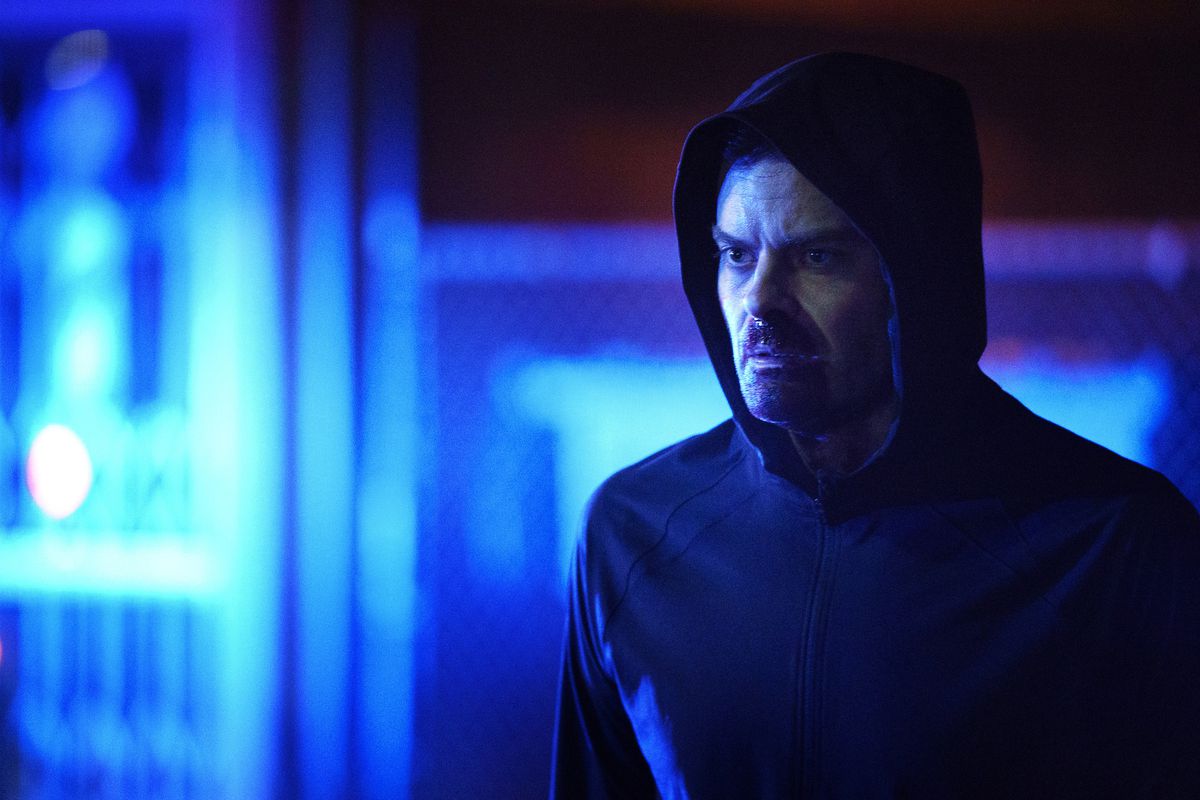 Barry con una felpa con cappuccio che cammina davanti a una luce molto blu