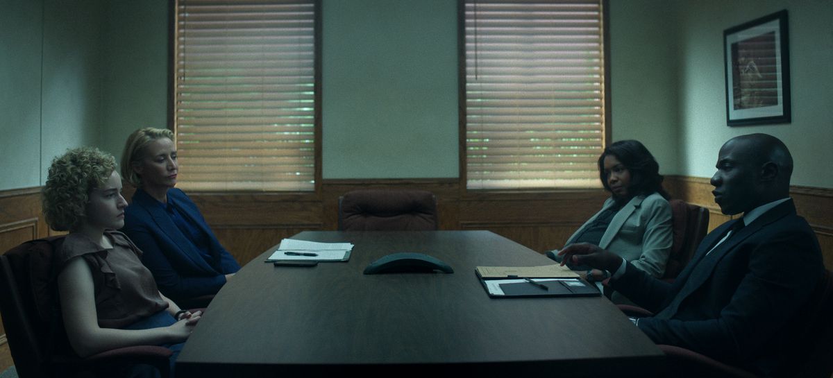 Quattro persone sedute intorno a un tavolo a Ozark