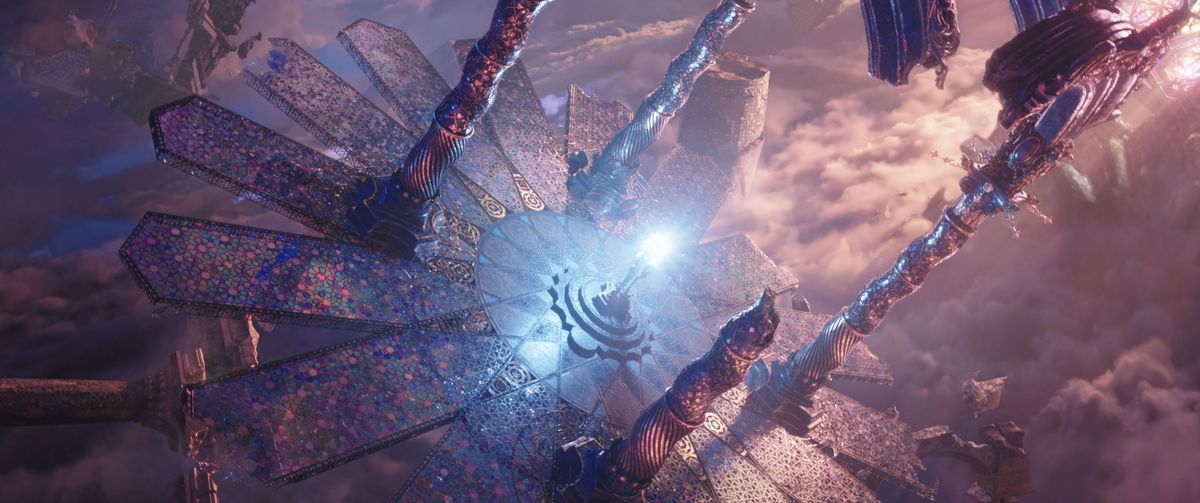Una vista CGI rosa e viola vista attraverso un'inclinazione olandese, che mostra una luce bianca e blu brillante su un piedistallo circondato da minareti stretti e contorti in Doctor Strange in the Multiverse of Madness.