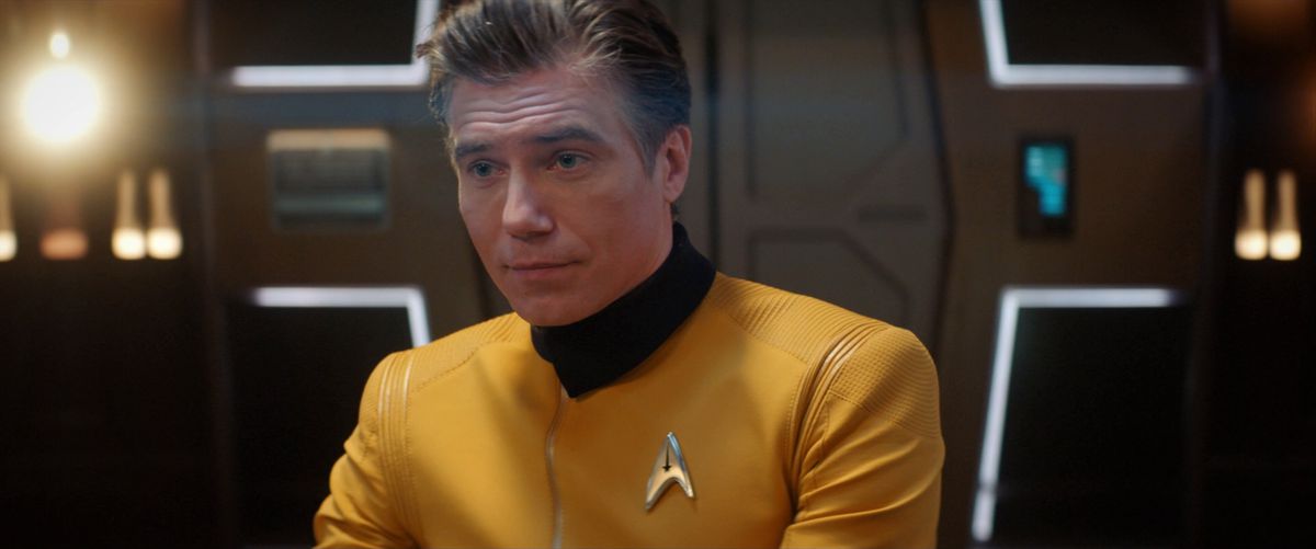 Primo piano di Pike al timone della Discovery