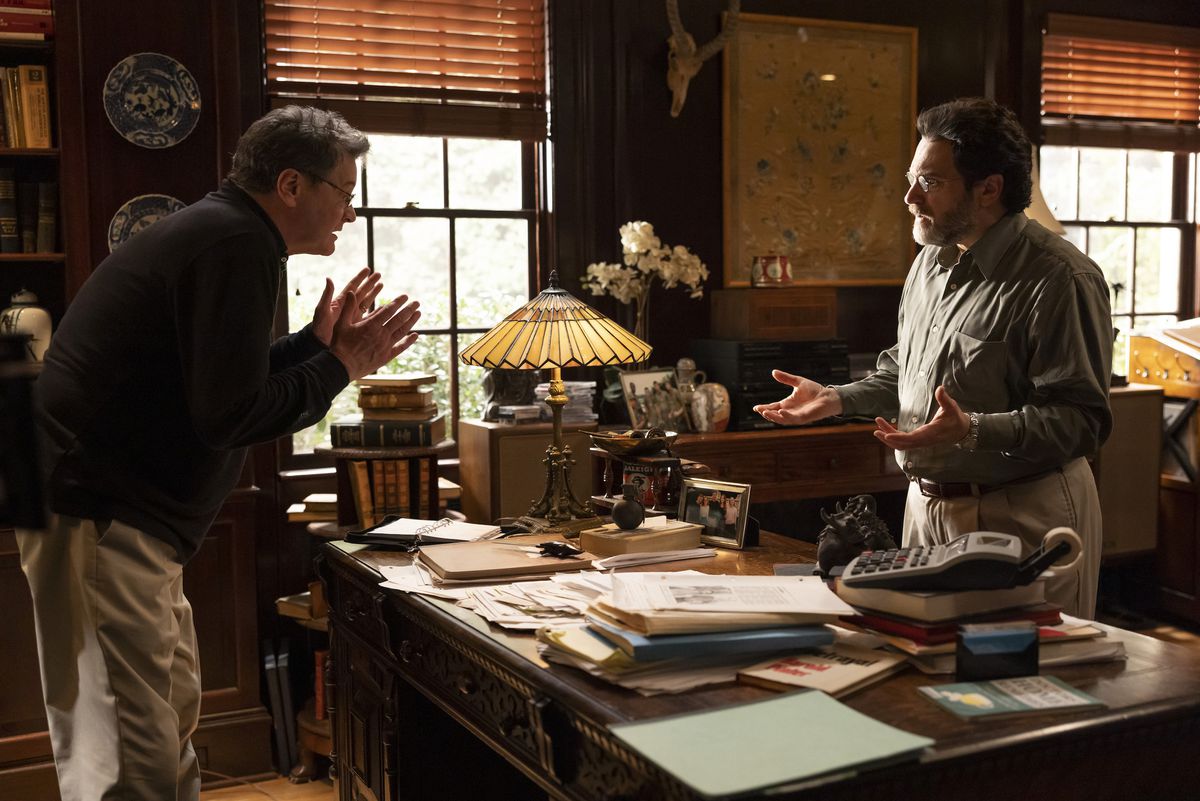 Colin Firth discute con Michael Stuhlbarg in una foto di The Staircase