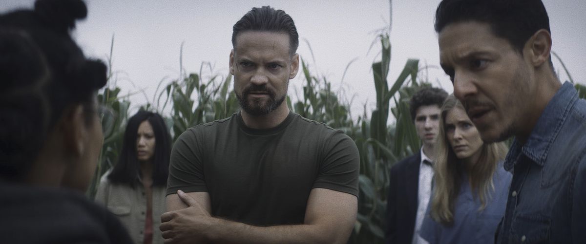 Le cose si fanno tese in Escape the Field, mentre i giocatori stanno in giro a fissarsi l'un l'altro.