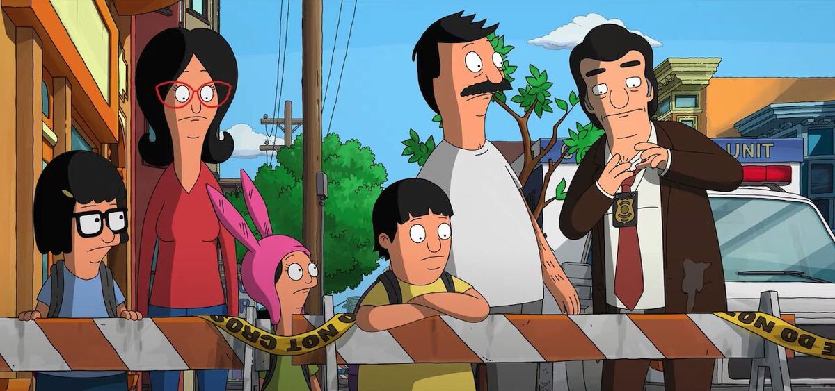 Tina, Linda, Louise, Gene e Bob Belcher parlano con il sergente Bosco dietro una barriera della polizia nel film The Bob's Burgers.