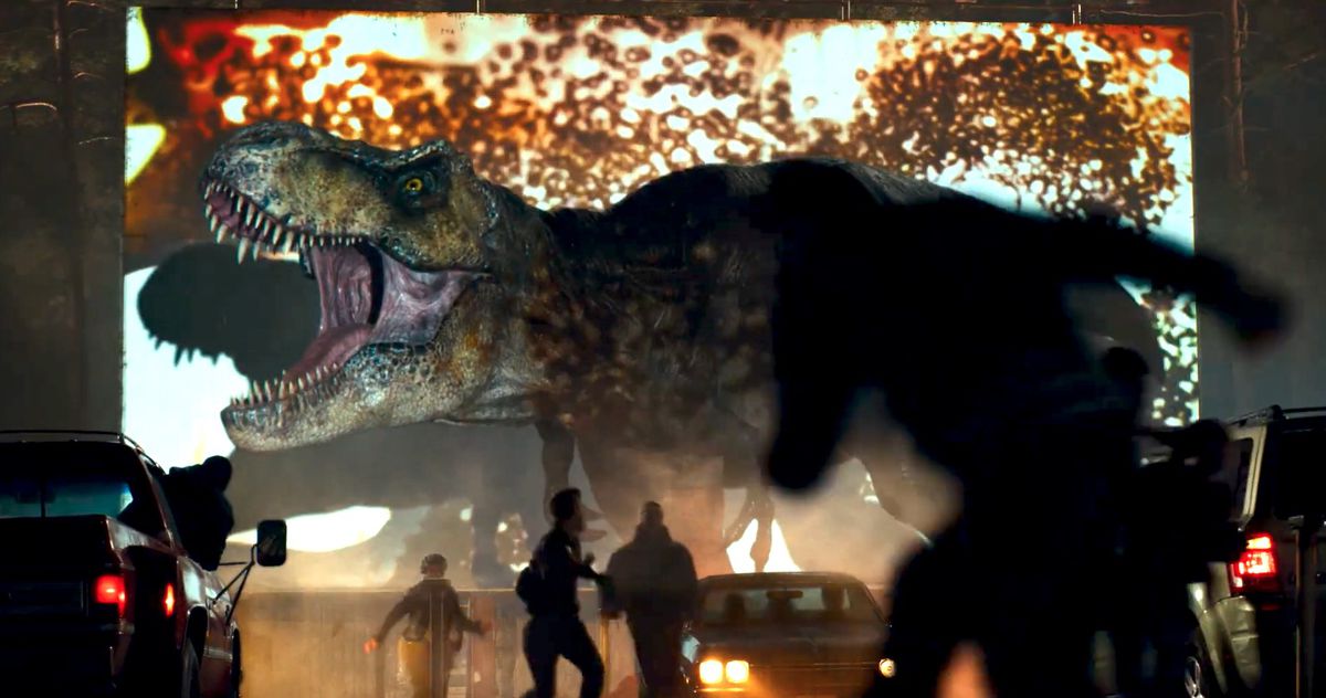 Un t-rex ruggisce davanti allo schermo di un film nel prologo di Jurassic World: Dominion