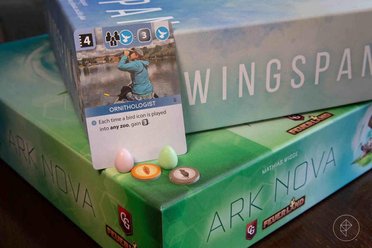 Una carta che mostra una donna in canoa con il binocolo.