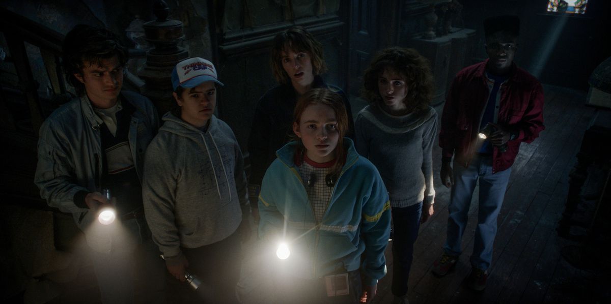 (Da sinistra a destra) Joe Keery nel ruolo di Steve Harrington, Gaten Matarazzo nel ruolo di Dustin Henderson, Maya Hawke nel ruolo di Robin Buckley, Sadie Sink nel ruolo di Max Mayfield, Natalia Dyer nel ruolo di Nancy Wheeler e Caleb McLaughlin nel ruolo di Lucas Sinclair in Stranger Things.