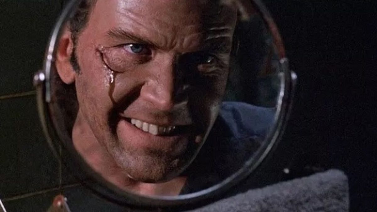 Timothy Hutton fissa allo specchio una cicatrice sanguinante sul suo viso in The Dark Half.