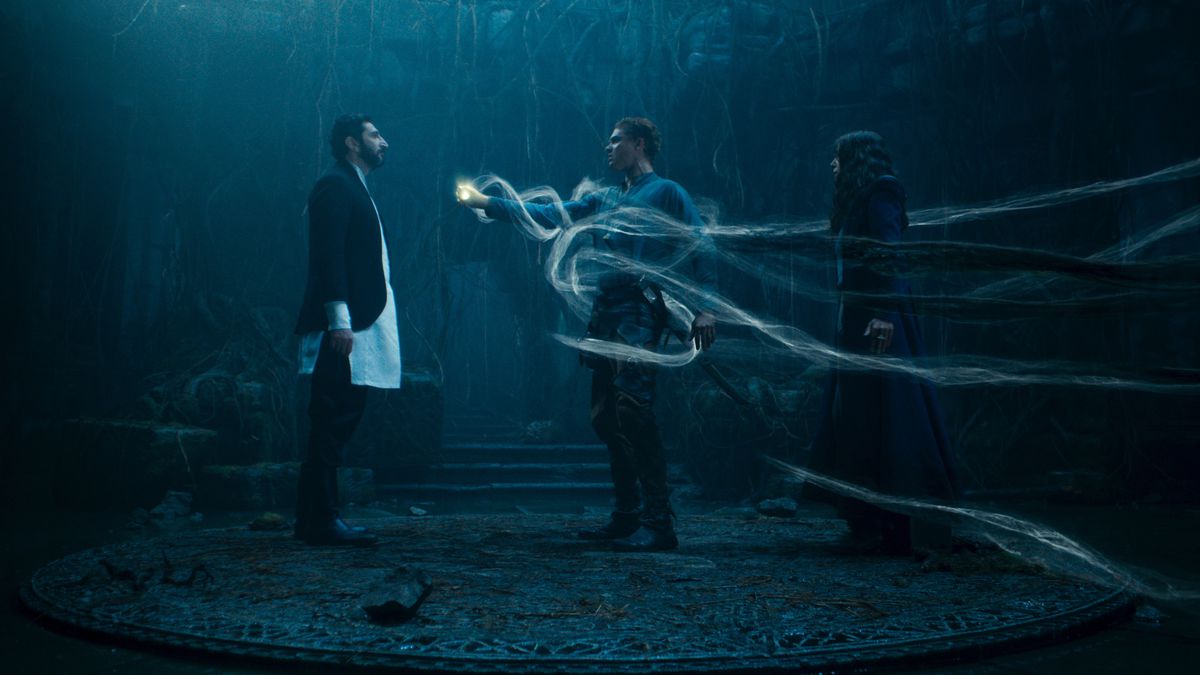 Rand si incanala contro l'Oscuro con Moiraine in piedi dietro di lui