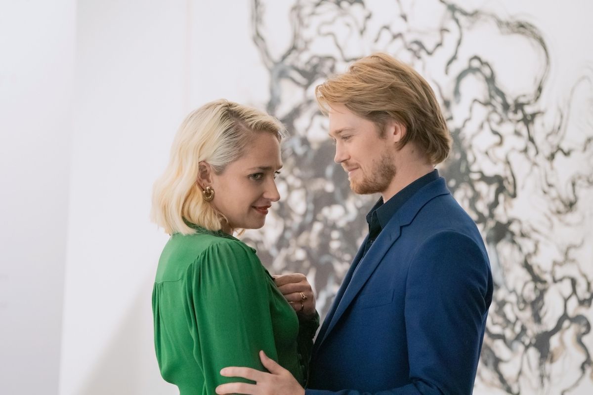 Melissa e Nick abbracciati, con Melissa che guarda di lato e Nick che la guarda sorridente