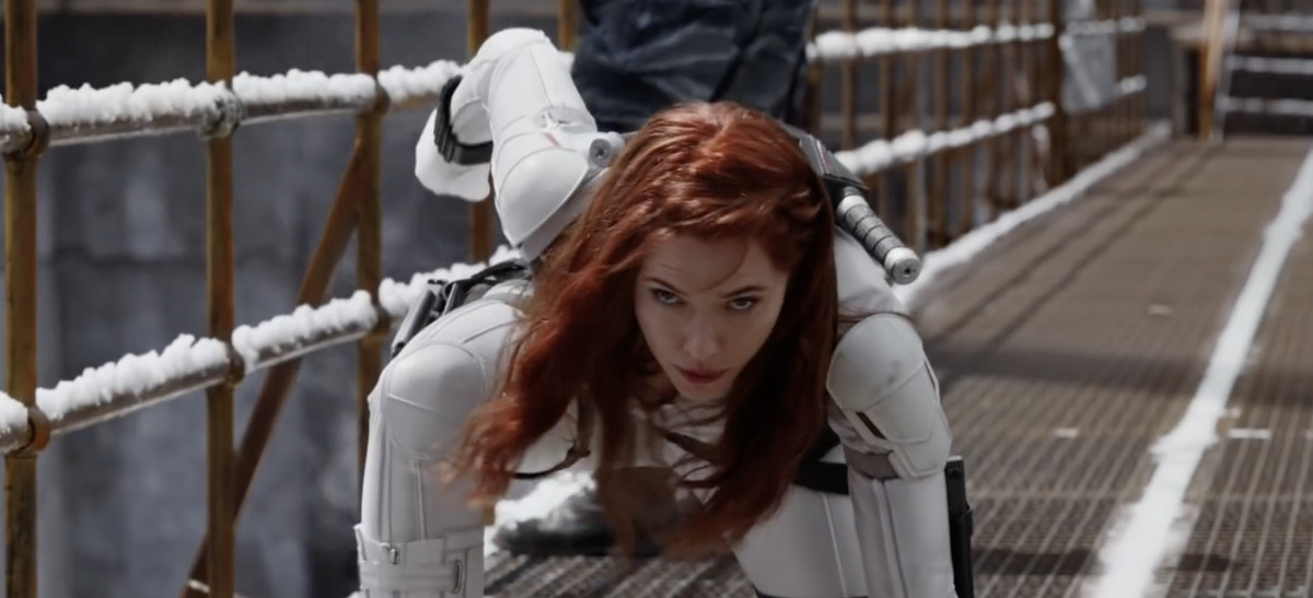 natasha Romanoff atterra su una piattaforma nella sua posa caratteristica