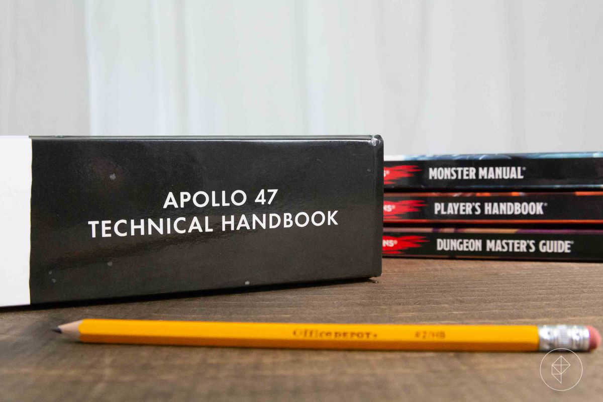 Il Manuale tecnico dell'Apollo 47 accanto al Manuale del giocatore, DMG e Manuale dei mostri. Si trova completamente di mezzo pollice più alto di tutti e tre.