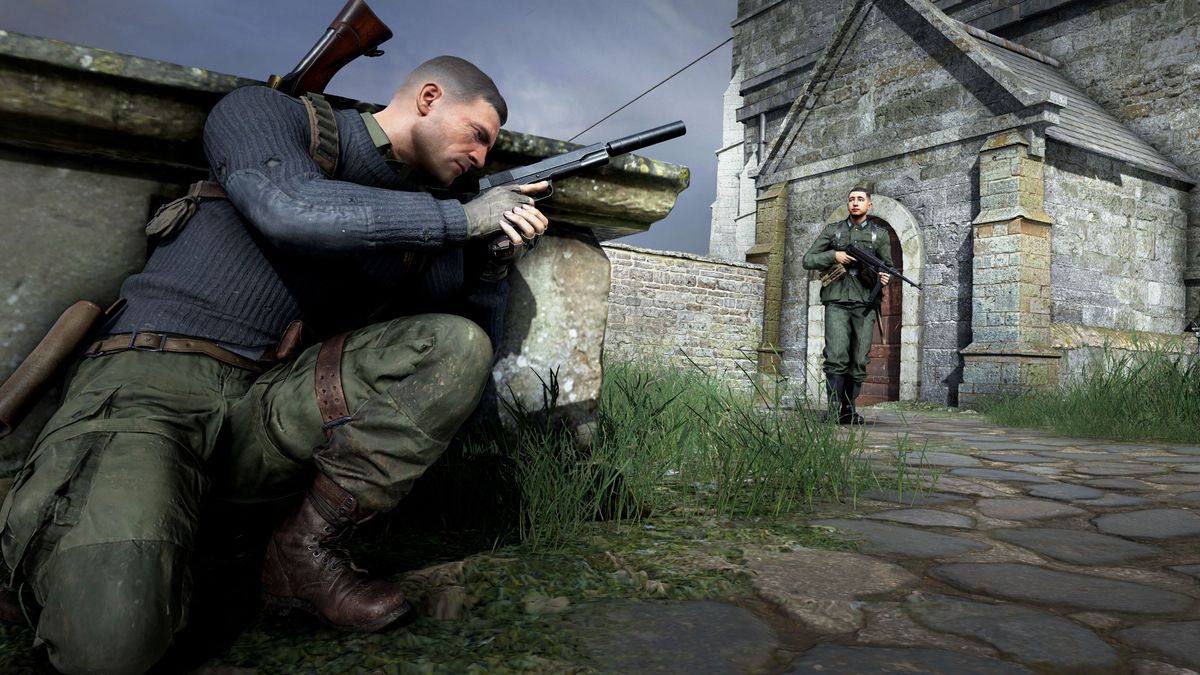 Karl si avvicina a un soldato nazista in Sniper Elite 5