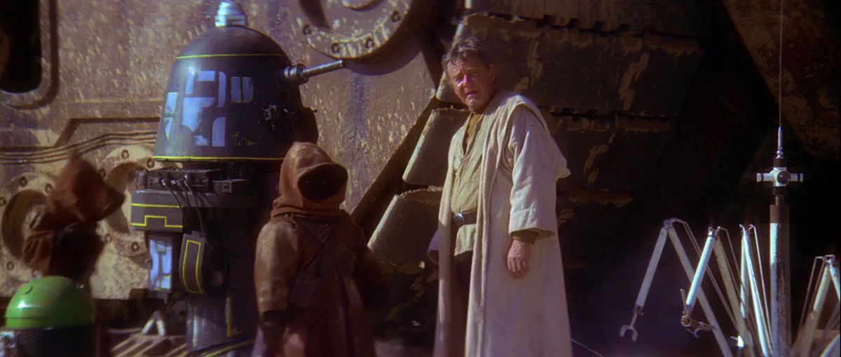 Lo zio Owen alza lo sguardo scoraggiato dal piccolo Jawa che ha appena cercato di imbrogliarlo vendendogli un droide rotto in Star Wars: Una nuova speranza.