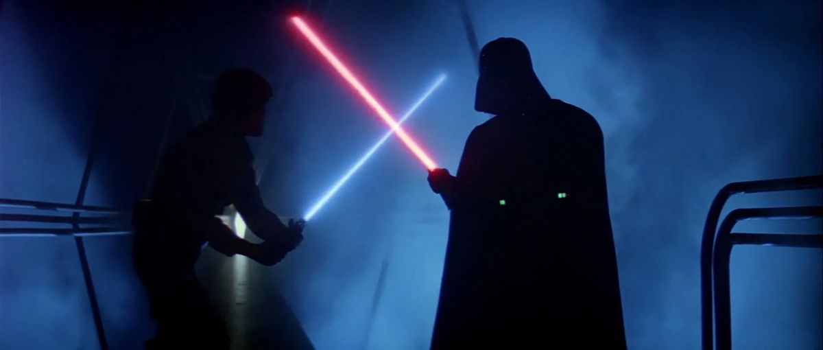 Luke e Vader si affrontano in The Empire Strikes Back, sagome scure con le loro spade laser accese.