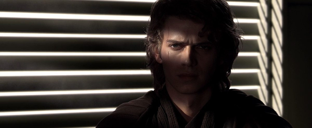 Hayden Christensen nei panni di Anakin in La vendetta dei Sith, in un'illuminazione super drammatica