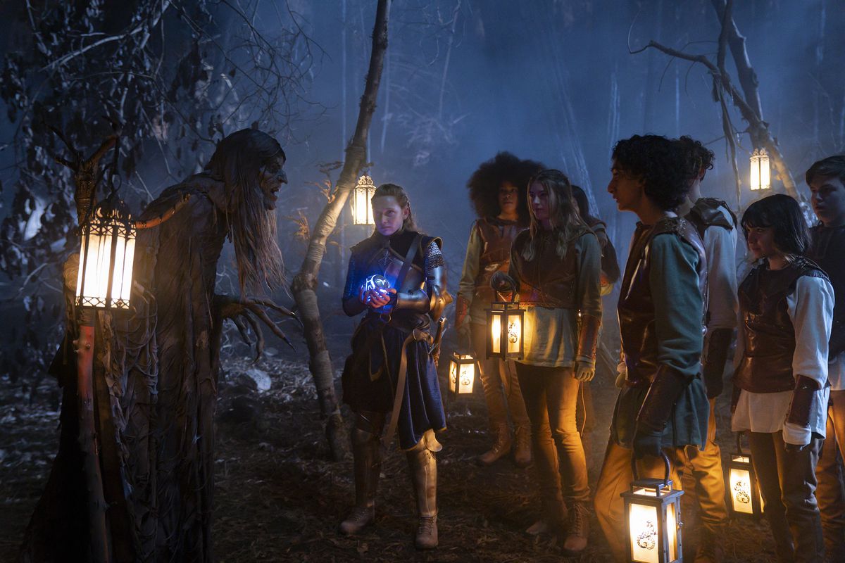 I concorsi di The Quest, in abiti fantasy, tengono lanterne e parlano con una strega.