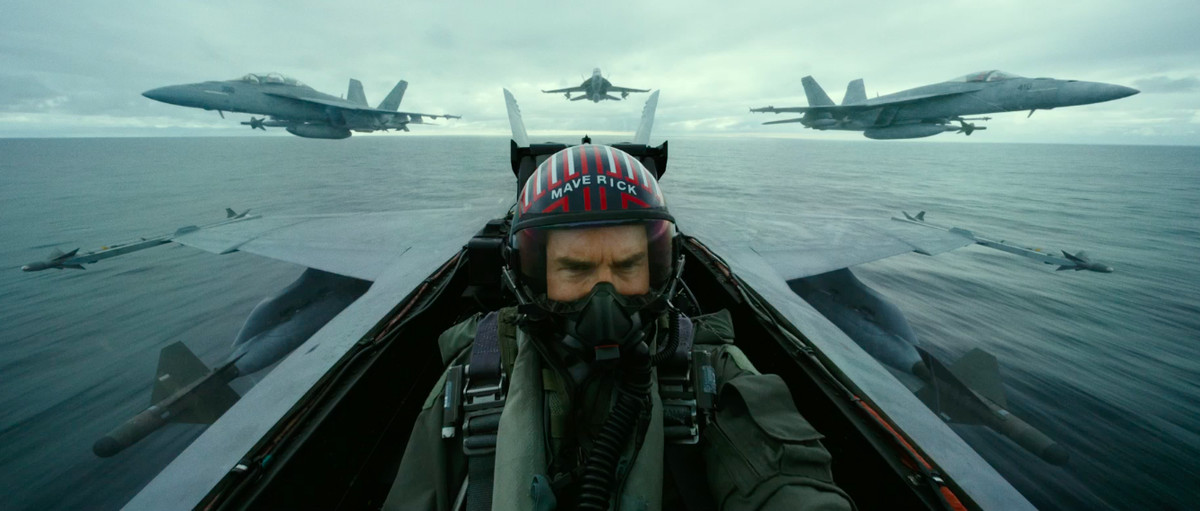 Tom Cruise nei panni di Maverick nella cabina di pilotaggio di un jet da combattimento in Top Gun: Maverick