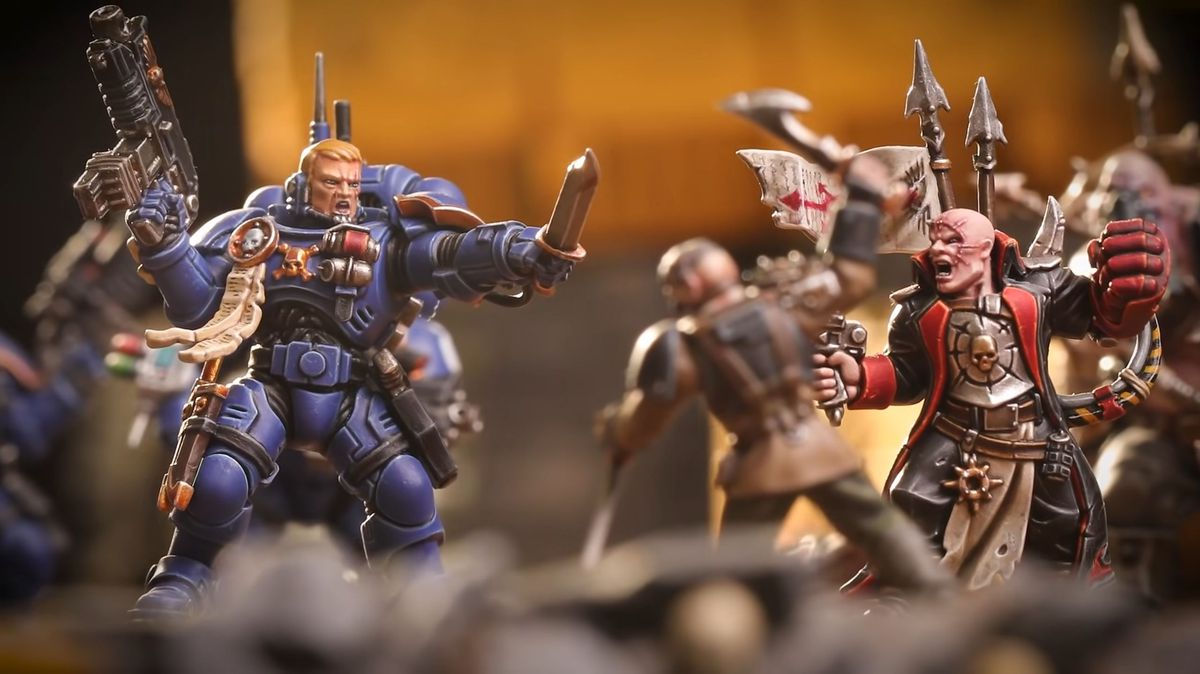 Uno Space Marine e un cultista si scontrano.