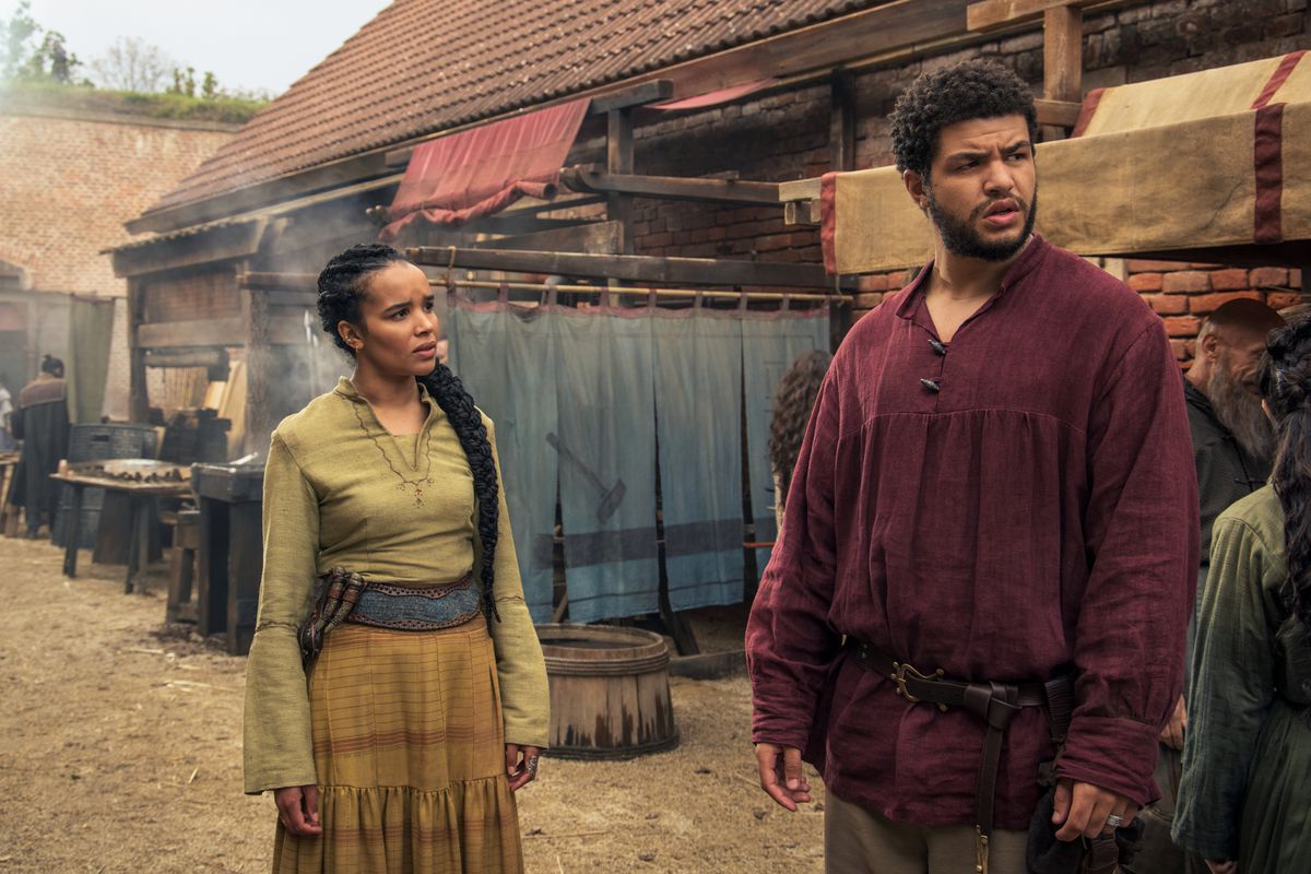 Nynaeve guarda Perrin incredula al mercato