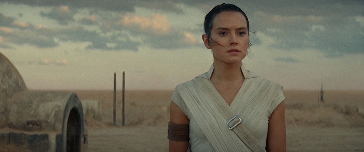 Rey (Daisy Ridley), fangirl nella fattoria di Owen e Beru su (sospiro) Tatooine