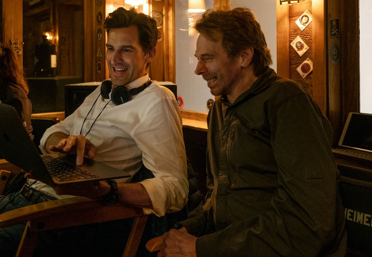 Joe Kosinski e Jerry Bruckheimer guardano un laptop sul set di Top Gun: Maverick