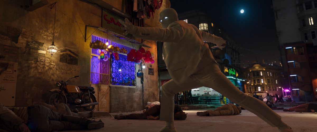 Moon Knight nei panni di Mr. Knight lancia un manganello nella serie Disney Plus Moon Knight