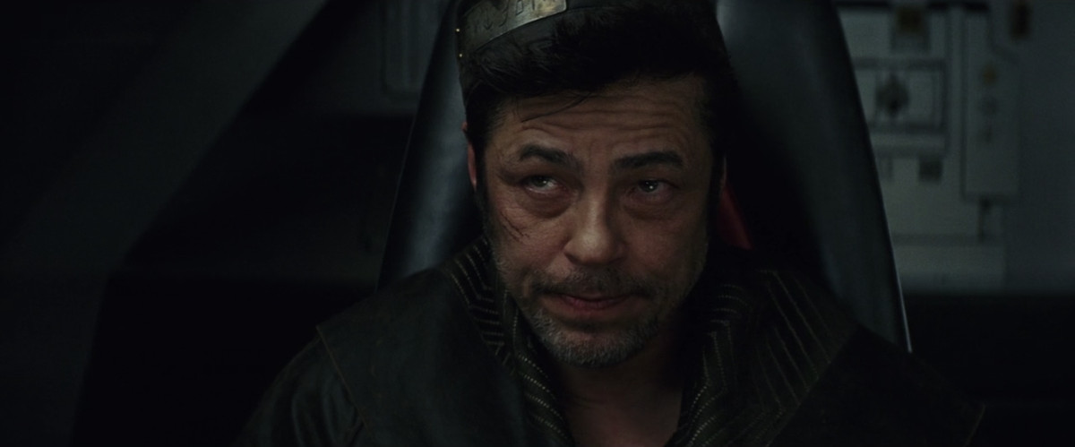 Benicio del Toro ne Gli ultimi Jedi in primo piano alza lo sguardo mentre sente qualcosa di interessante