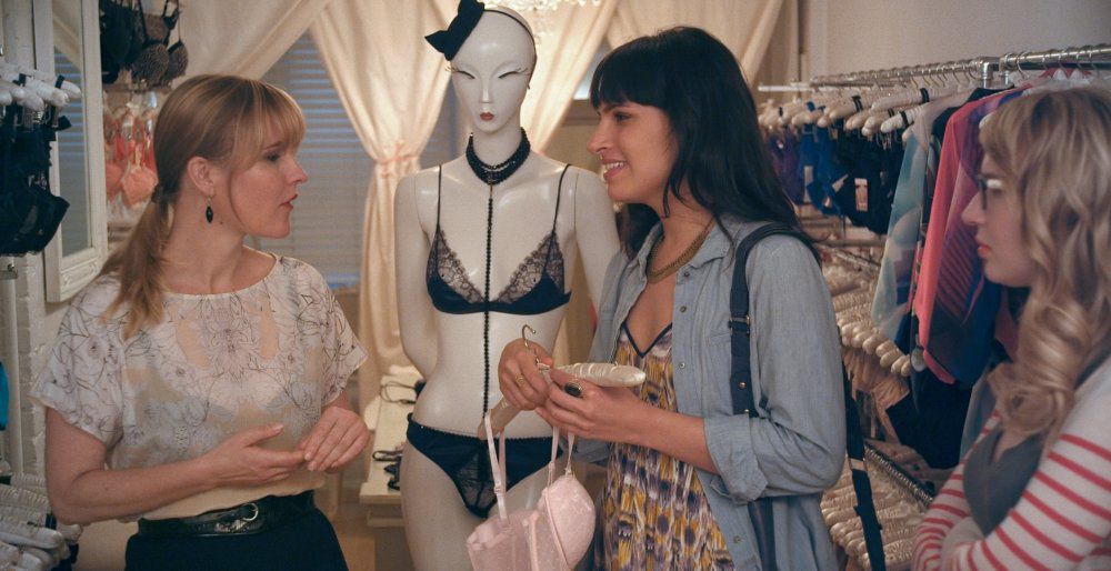Desiree Akhavan nella scena dello shopping di biancheria intima in Comportamento appropriato.
