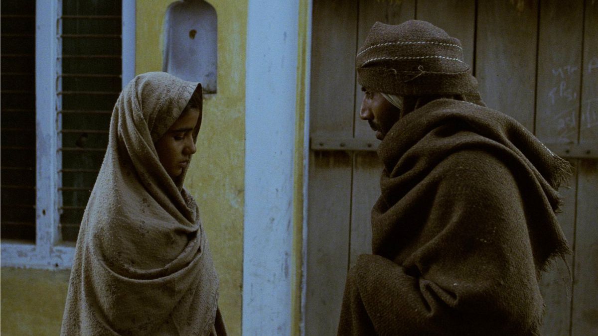 Due persone che indossano lana spessa parlano tra loro ad Anhe Ghore da Daan.