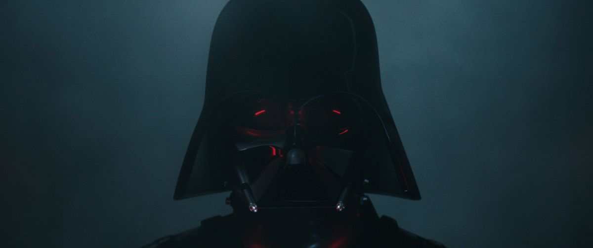 Darth Vader si trova nell'oscurità, il suo elmo riflette sottilmente la luce della sua spada laser in Obi-Wan Kenobi.
