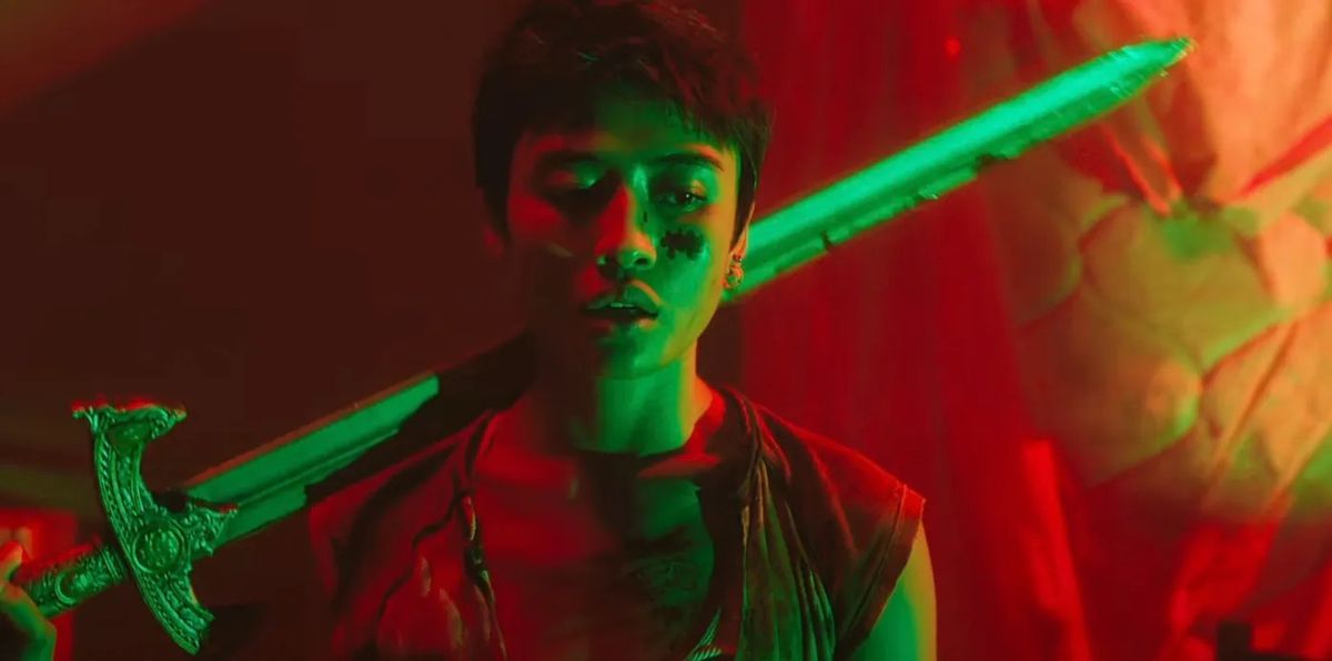 Brianne Tju appoggia una spada sulla sua spalla in Unhuman.