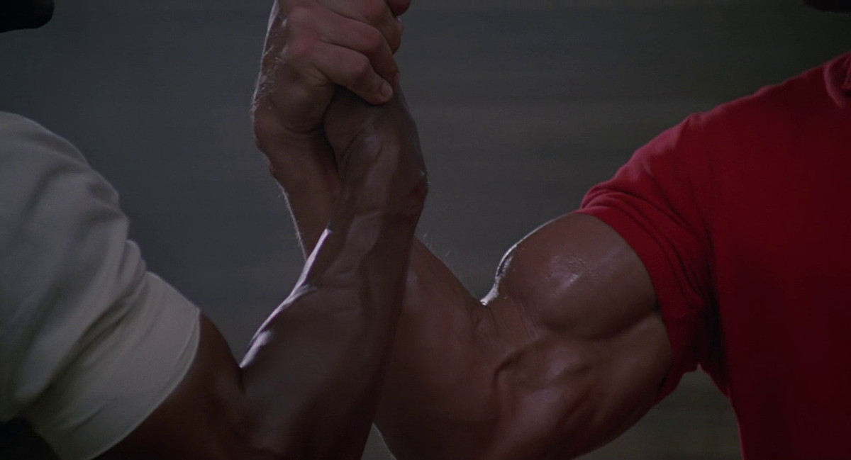 La stretta di mano memed tra Arnold Schwarzenegger e Carl Weathers di Predator.