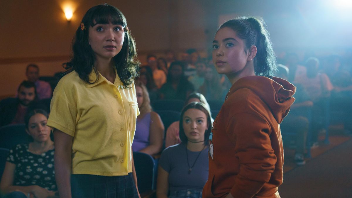 Un auditorium di studenti a Crush. Paige (Rowan Blanchard), Chantal (Addie Weyrich) e AJ (Auli'i Cravalho), in mostra.