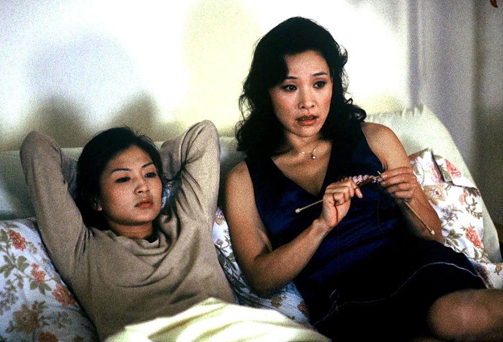 Wil (Michelle Krusiec) e sua madre Hwei-Lan (Joan Chen) guardano insieme una soap opera prima di andare a letto in
