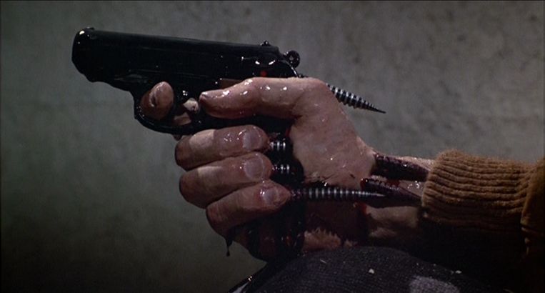 James Woods tiene una pistola attaccata alla mano in Videodrome